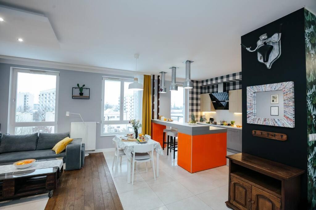 Modern, Spacious With Garage And Balcony Apartment Warsaw